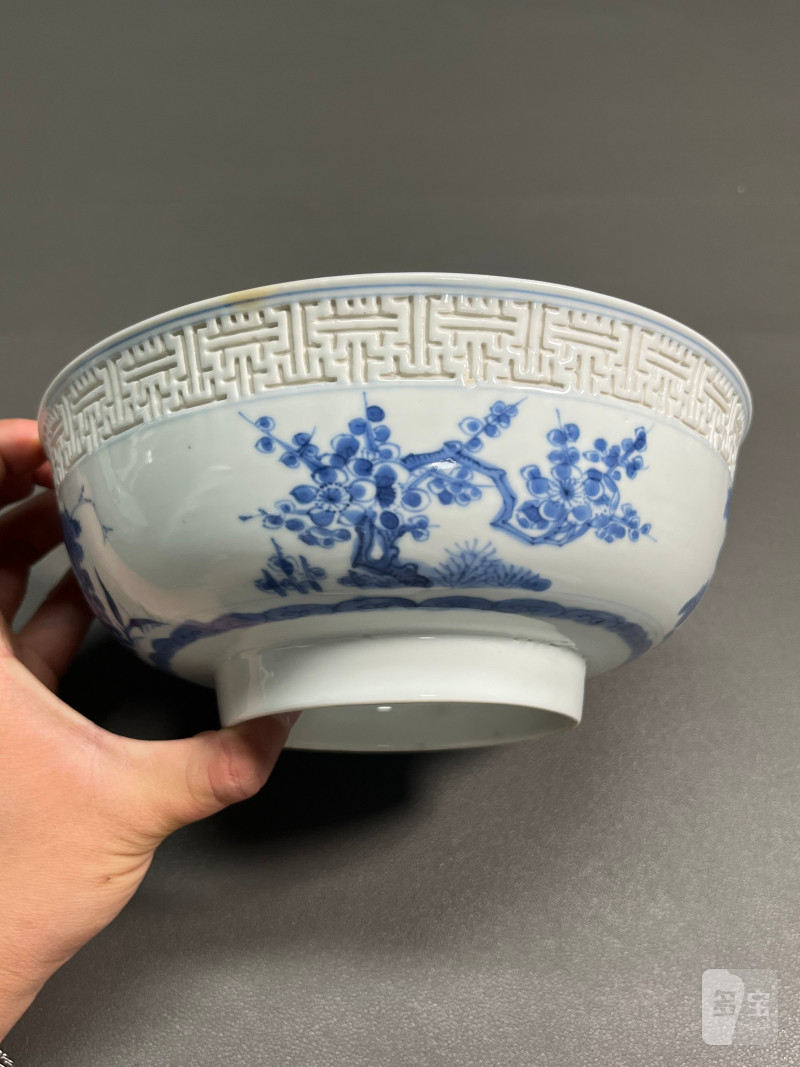 清康熙   青花浮雕回纹外折枝四季花卉内“麻姑献寿”图馒头心碗（一对） - 图5